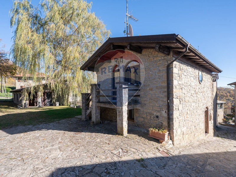 Casa Semi Indipendente in Vendita a Tizzano Val Parma, 149'000&euro;, 140 m²