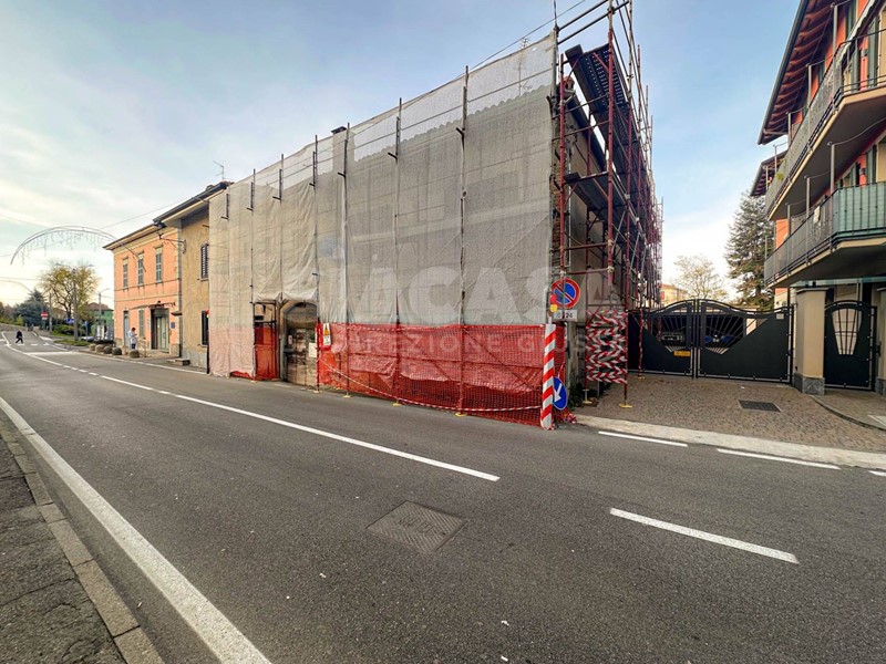 Appartamento in Vendita a Besana in Brianza, 69'000&euro;, 213 m²