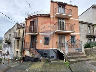 Casa Indipendente in Vendita a Castiglione di Sicilia, 100'000€, 170 m²