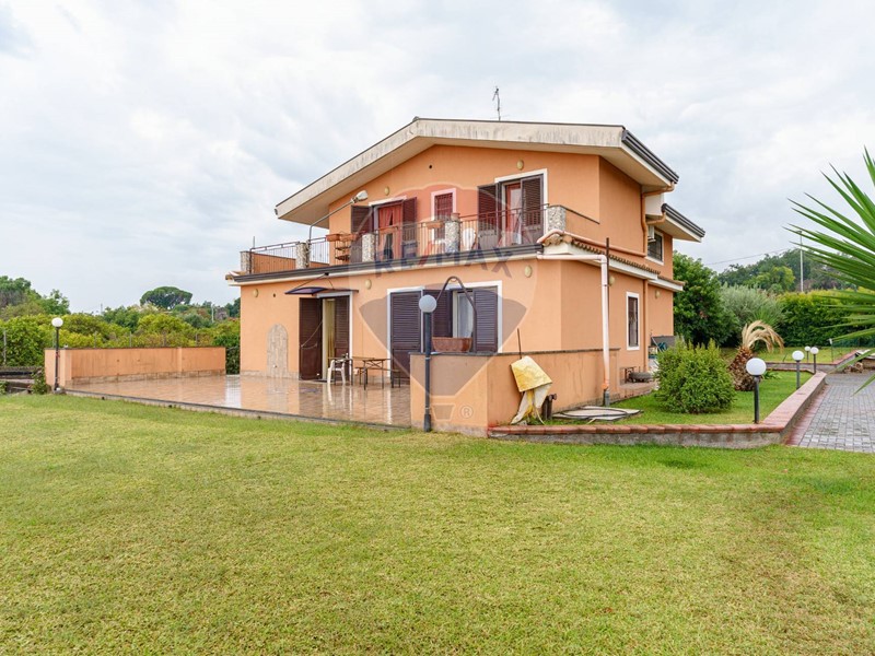 Villa in Vendita a Acireale, 425'000&euro;, 320 m²