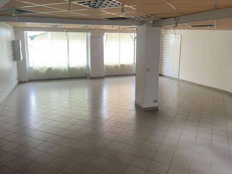 Negozio in Affitto a Chivasso, 1'500&euro;, 120 m²