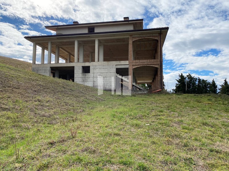 Casa Indipendente in Vendita a Teramo, 155'000&euro;, 350 m²