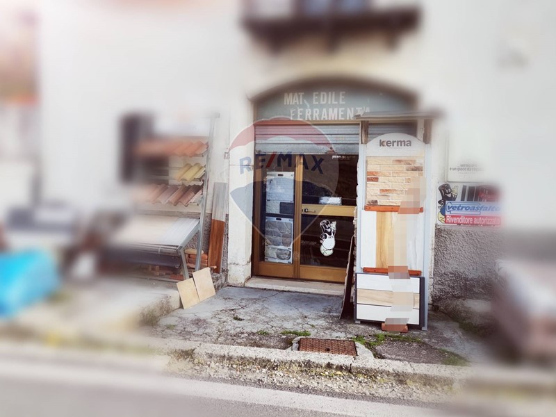 Immobile commerciale in Vendita a Barrea, 65'000&euro;, 90 m²