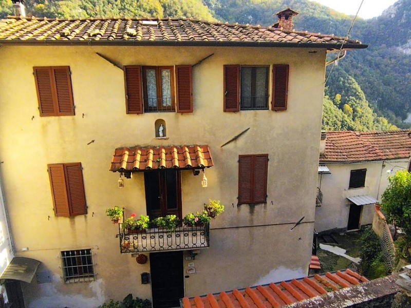 Casa Indipendente in Vendita a Camaiore, 200'000&euro;, 206 m²