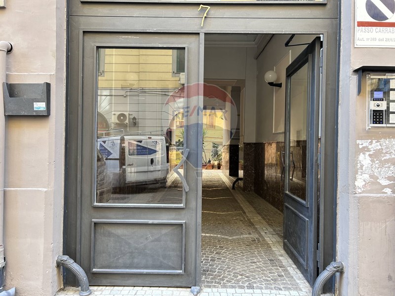 Immobile commerciale in Vendita a Napoli, 30'000&euro;, 180 m²