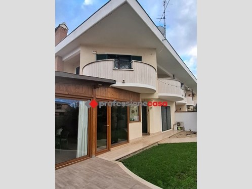 Villetta a schiera in Vendita a Pomezia, 220'000€, 100 m²