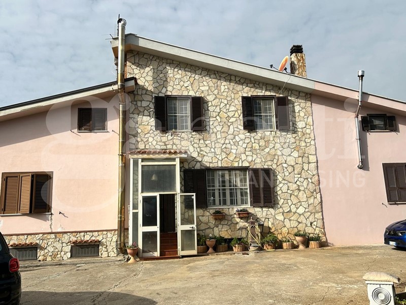 Villa bifamiliare in Vendita a Cori, 165'000&euro;, 180 m²