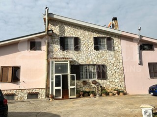 Villa bifamiliare in Vendita a Cori, 165'000€, 180 m²