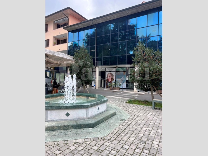 Ufficio in Affitto a Coccaglio, 1'000€, 138 m², con Box