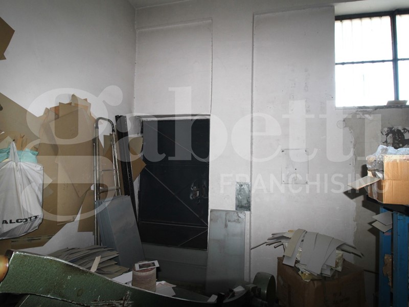 Magazzino in Vendita a Arzano, 65'000&euro;, 76 m²