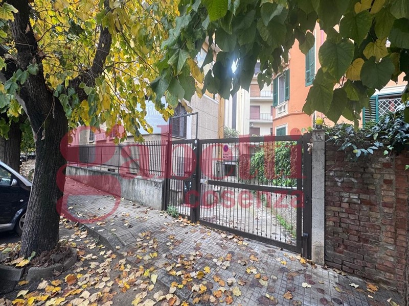 Negozio in Affitto a Cosenza, 1'700&euro;, 166 m²