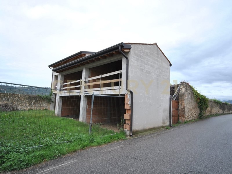 Casa Indipendente in Vendita a Verona, 650'000€, 481 m², con Box