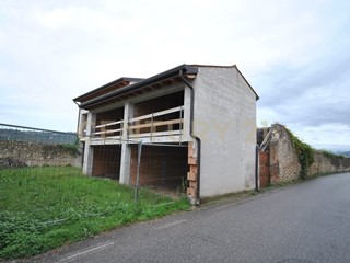 Casa Indipendente in Vendita a Verona, 650'000€, 481 m², con Box