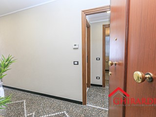 Appartamento in Vendita a Genova, zona Sestri Ponente, 130'000€, 74 m², arredato