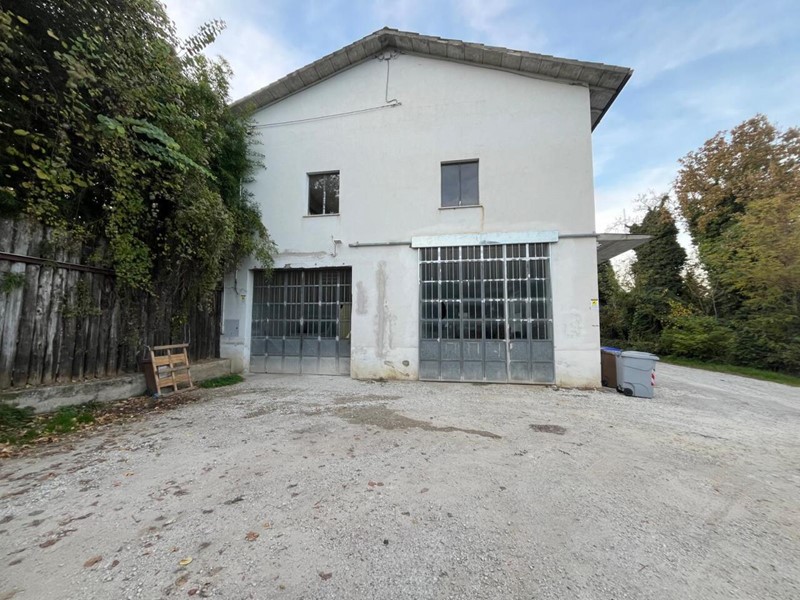 Capannone in Affitto a Novafeltria, 1'000&euro;, 800 m²