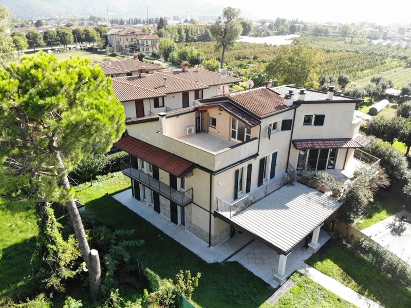 Villa bifamiliare in Vendita a Brescia, zona S. Bartolomeo, 595'000&euro;, 332 m², con Box