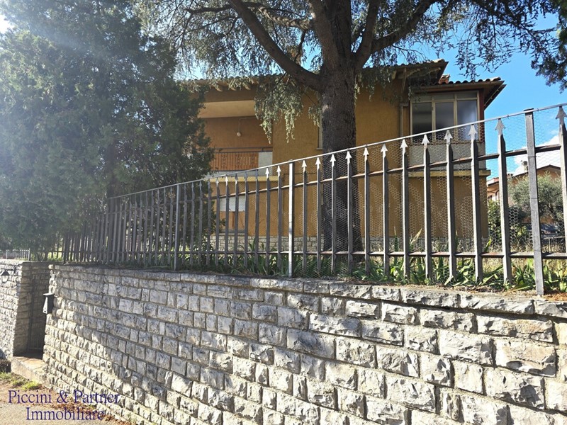 Casa Indipendente in Vendita a Passignano sul Trasimeno, 350'000€, 322 m²