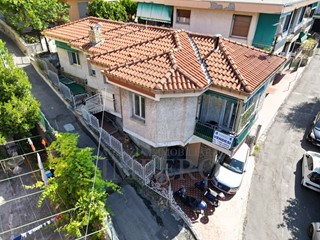 Casa Indipendente in Vendita a Vallecrosia, 300'000&euro;, 142 m², con Box