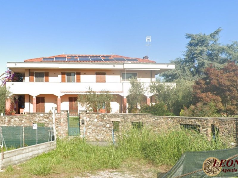 Villa in Vendita a Montignoso, 400'360€, 443 m²