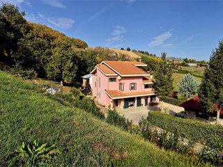 Villa in Vendita a Castiglione Messer Raimondo, 395'000&euro;, 350 m²