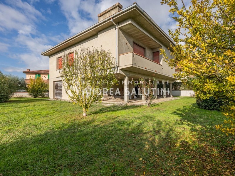 Villa in Vendita a Calcinaia, zona Oltrarno, 395'000&euro;, 246 m², con Box