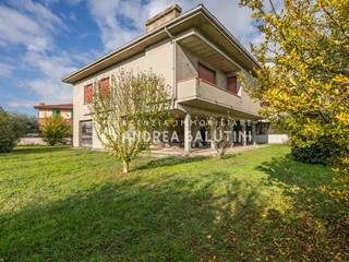 Villa in Vendita a Calcinaia, zona Oltrarno, 395'000&euro;, 246 m², con Box