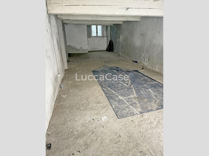 Magazzino in Affitto a Lucca, 390&euro;, 60 m²