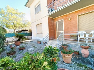 Villa bifamiliare in Vendita a San Giuliano Terme, zona Madonna Dell'acqua, 275'000&euro;, 150 m²