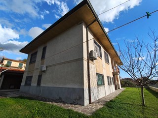Villa in Vendita a Lucca, zona Santa Maria a Colle, 370'000&euro;, 260 m², arredato, con Box
