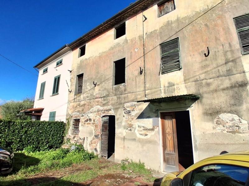 Casa Indipendente in Vendita a Capannori, 75'000&euro;, 270 m²