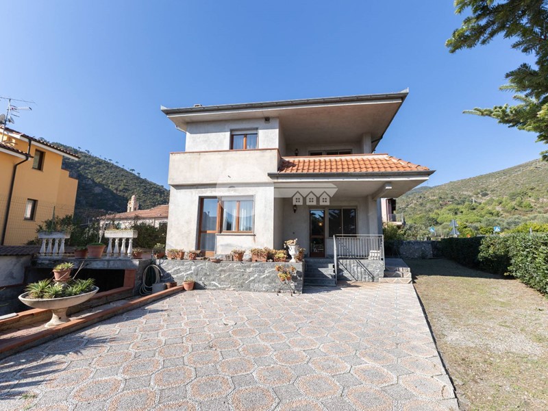 Villa in Vendita a Cisano sul Neva, 480'000€, 305 m²