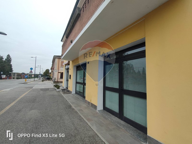 Negozio in Affitto a Terre del Reno, 450€, 50 m²