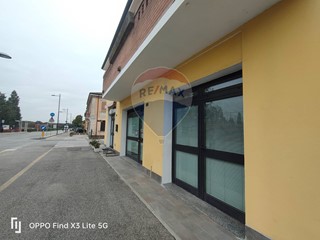 Negozio in Affitto a Terre del Reno, 450€, 50 m²