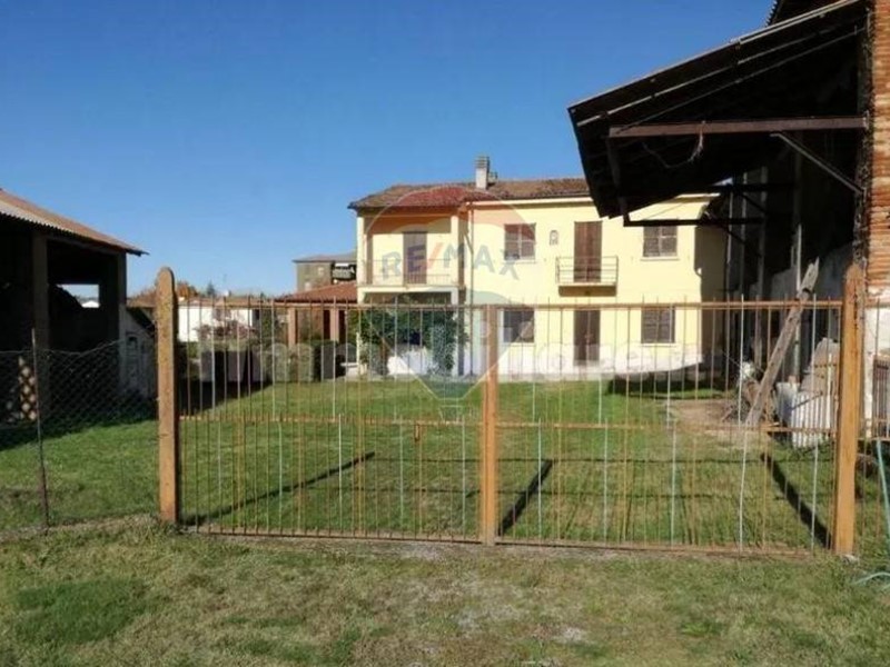 Casa Indipendente in Vendita a Stradella, 210'000&euro;, 228 m², con Box
