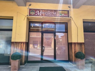 Attività commerciale in Vendita a Bastia Umbra, 275'000€, 150 m²