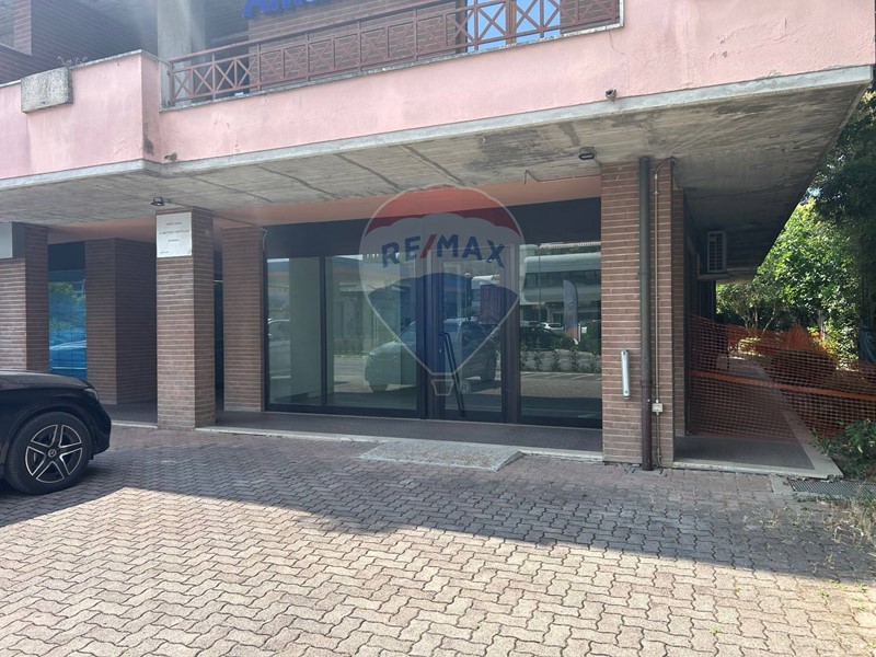 Negozio in Vendita a Bastia Umbra, 150'000€, 97 m²