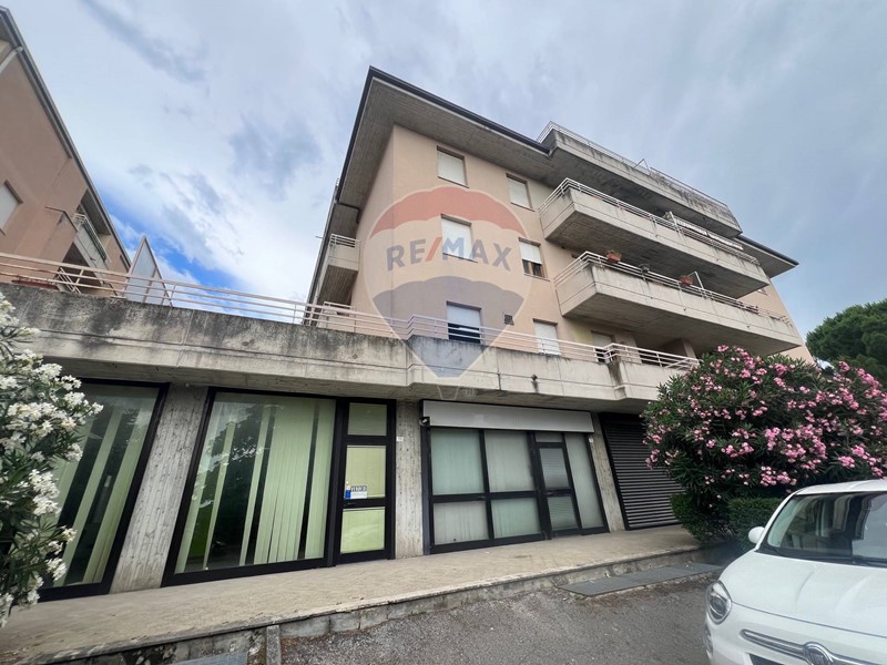 Negozio in Vendita a Bastia Umbra, 65'000€, 109 m²