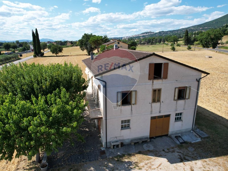 Casa Indipendente in Vendita a Assisi, 295'000&euro;, 373 m²