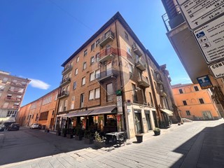 Ufficio in Affitto a Foligno, 1'000€, 100 m²