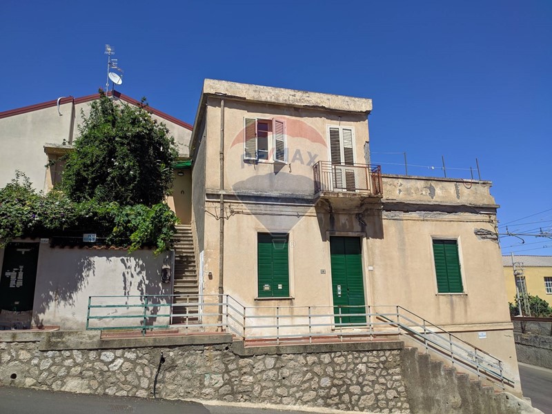 Casa Semi Indipendente in Vendita a Santa Teresa di Riva, 108'000€, 93 m²