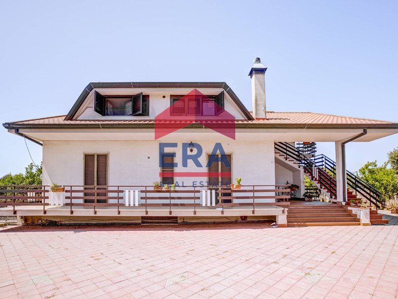 Villa in Vendita a Pomezia, 420'000€, 245 m²