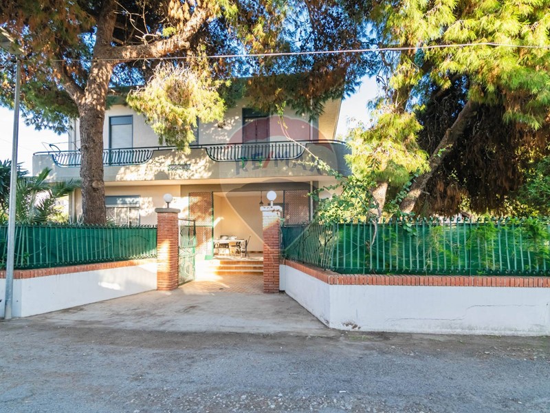 Villa in Vendita a Catania, 200'000&euro;, 250 m²