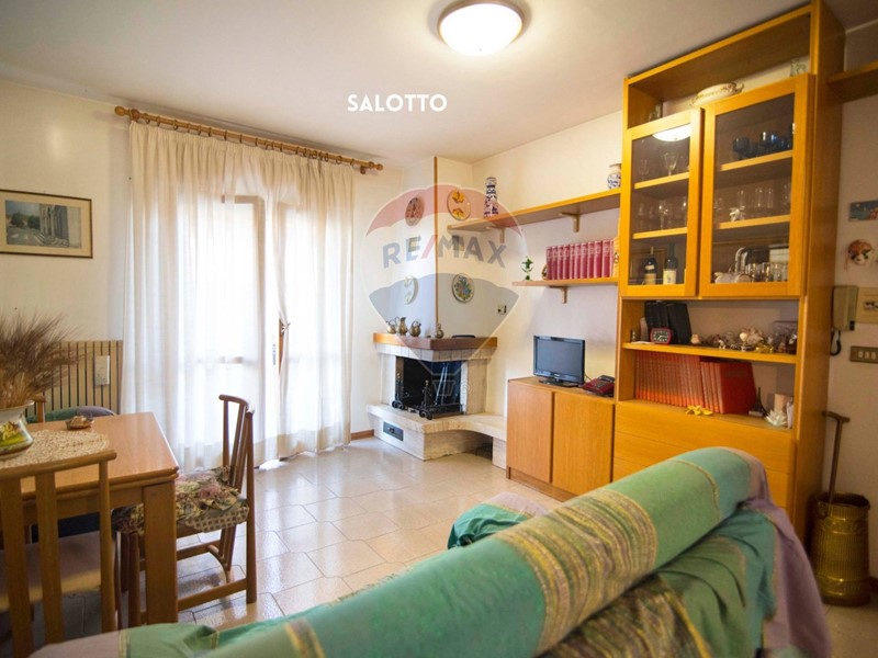 Appartamento in Vendita a Castell'Azzara, 60'000&euro;, 105 m²