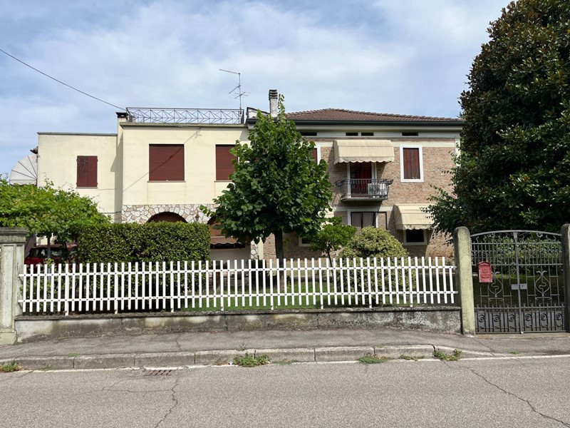 Casa Indipendente in Vendita a Legnago, 210'000€, 220 m²