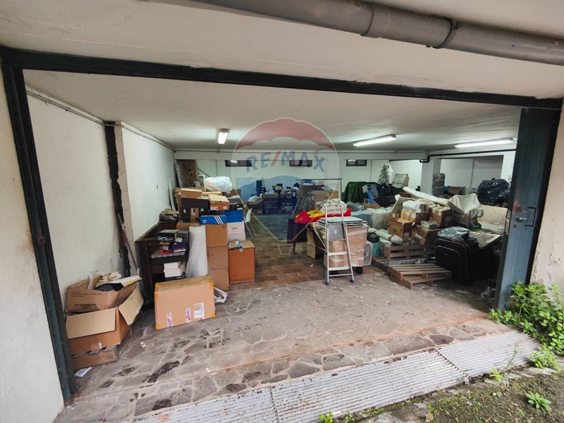 Immobile commerciale in Affitto a Napoli, 500&euro;, 150 m²