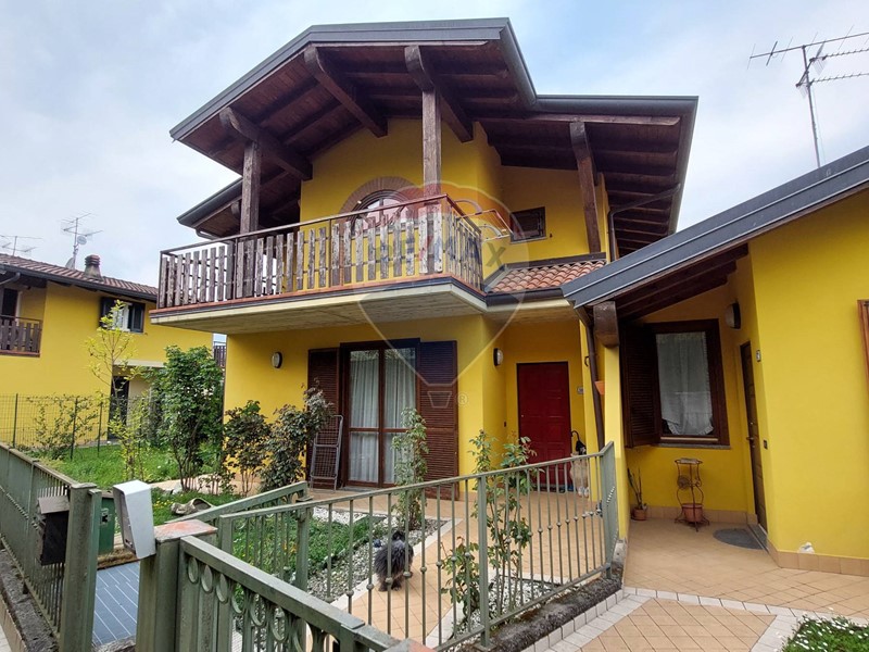 Casa Semi Indipendente in Vendita a Endine Gaiano, 239'000&euro;, 200 m²