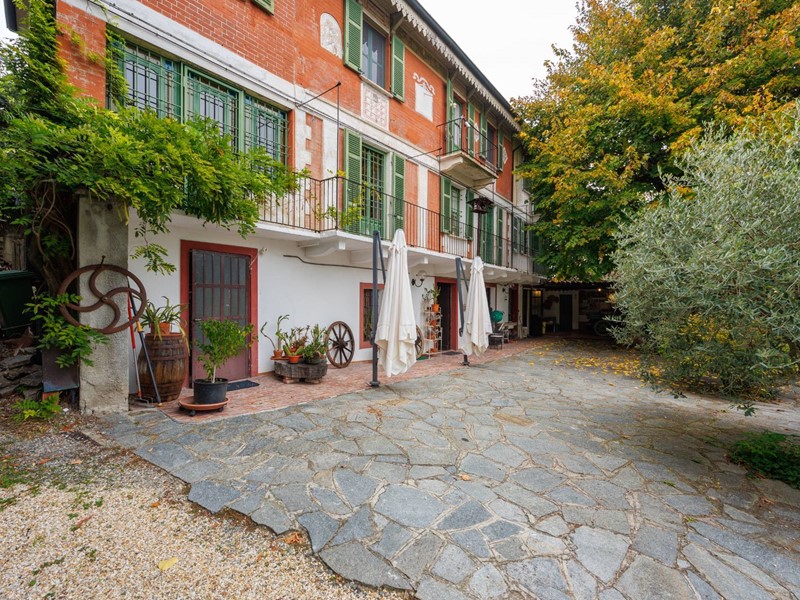 Casa Indipendente in Vendita a Albugnano, 600'000&euro;, 400 m², con Box