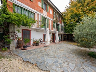 Casa Indipendente in Vendita a Albugnano, 600'000&euro;, 400 m², con Box