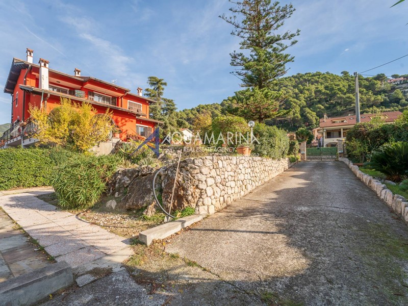 Villa in Vendita a Ventimiglia, 750 m², con Box