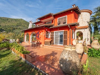 Villa in Vendita a Ventimiglia, 750 m², con Box